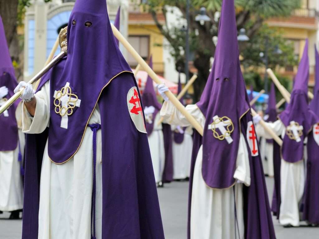 Prozessionen wie diese finden auf Teneriffa zu Ostern statt.