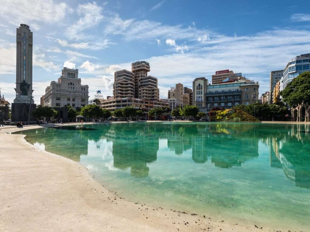 Der Paseo Romero de las Fiestas de Mayo in Santa Cruz de Tenerife zieht sich die Promenade entlang, an der auch die Plaza de España liegt.