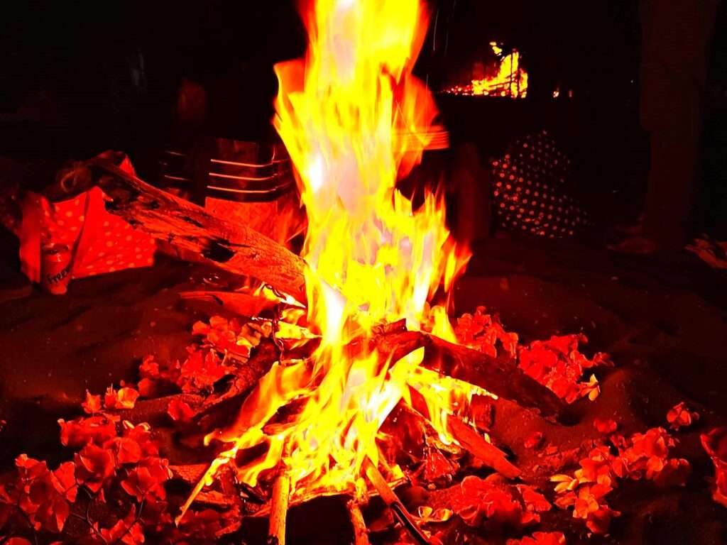 Bei der Noche de San Juan auf Teneriffa sind Lagerfeuer am Strand sehr wichtig.