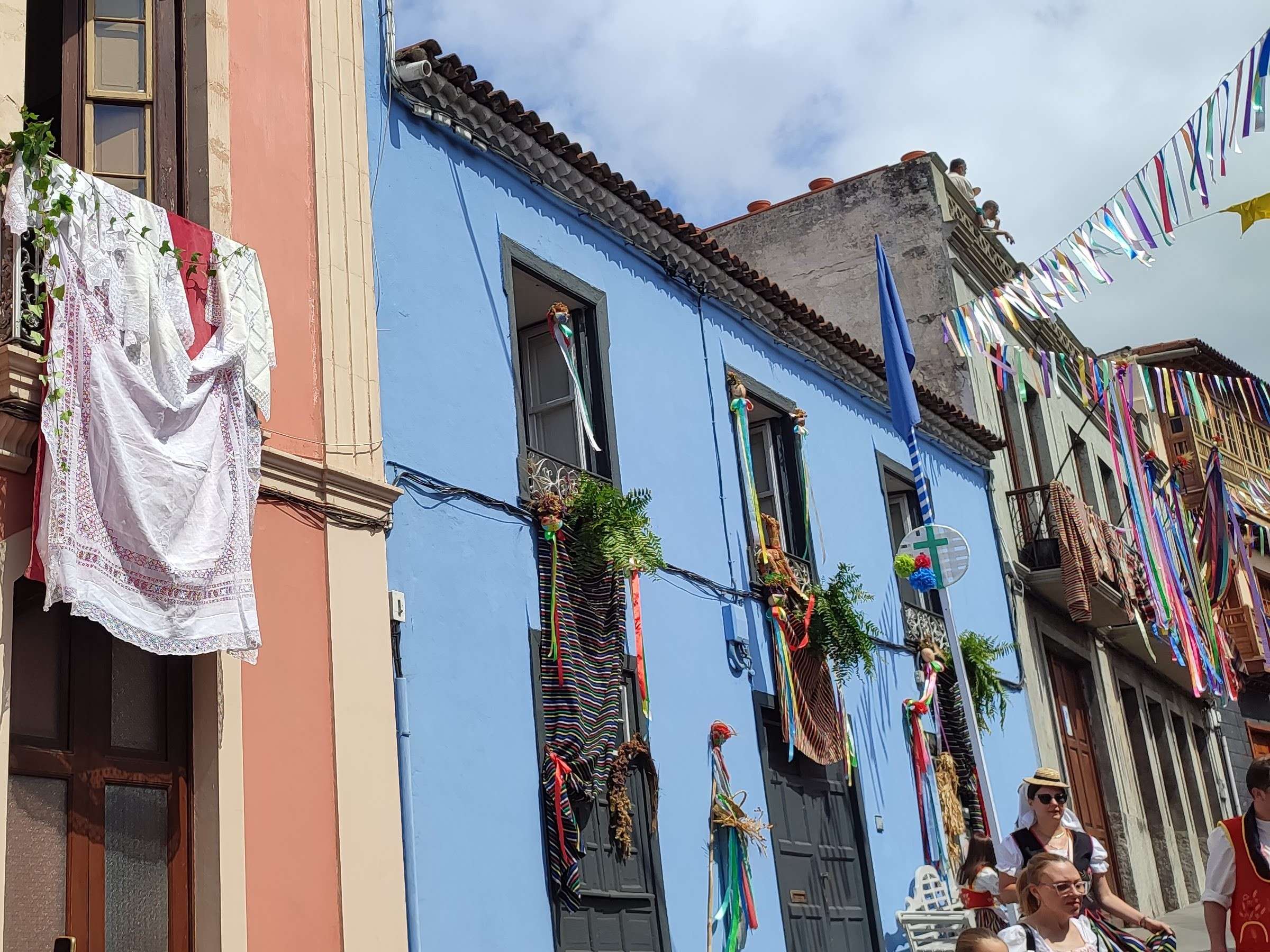 Bei Festen wie der Romeria en Honor a San Antonio de Padua werden auf Teneriffa auch die Häuser farbenfroh geschmückt