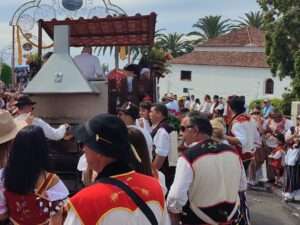 Die Romería en Honor a Santa Úrsula zeigt Festwagen und wundervolle Trachten.