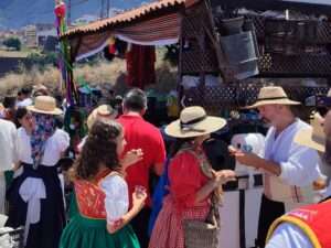 Festwagen und Trachten spielen auch bei der Romería en Honor a la Virgen del Socorro eine wichtige Rolle.