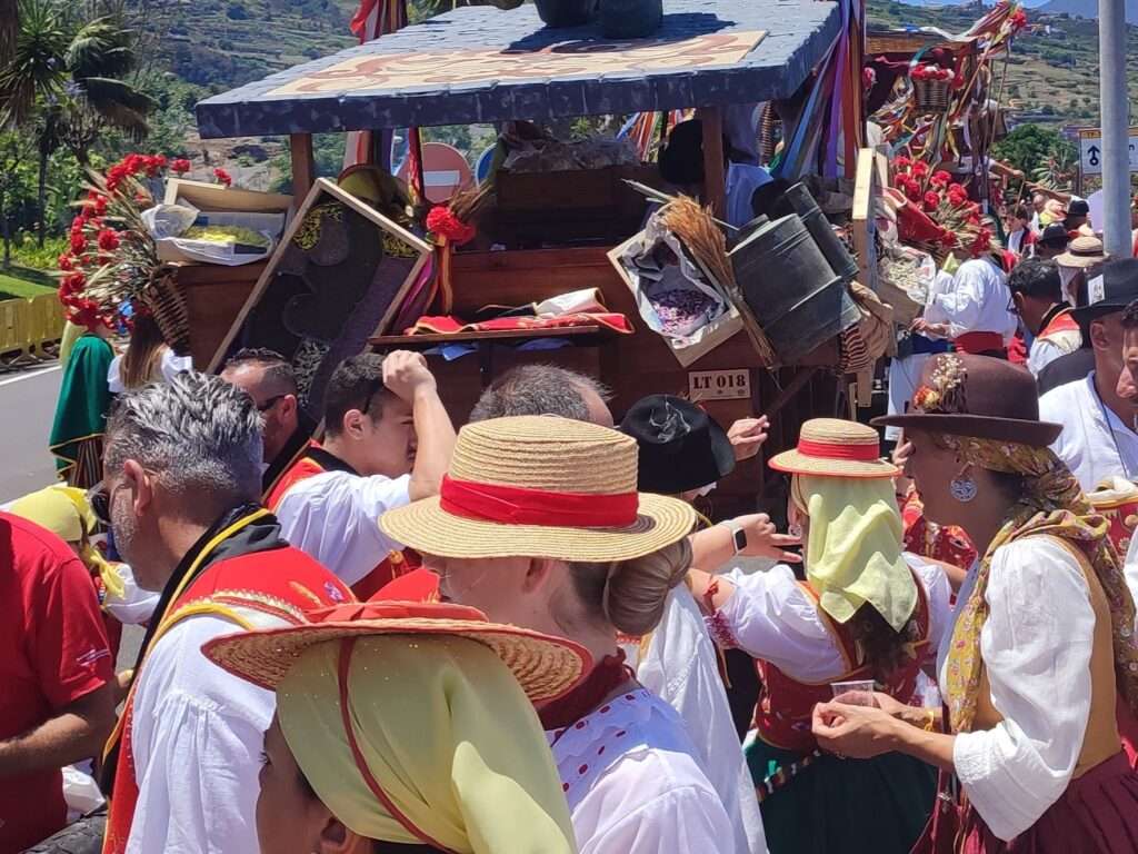 Trachten und Festwagen, wie sie auch auf der Romeria en Honor a San Juan Degollado in Tegueste unterwegs sind.