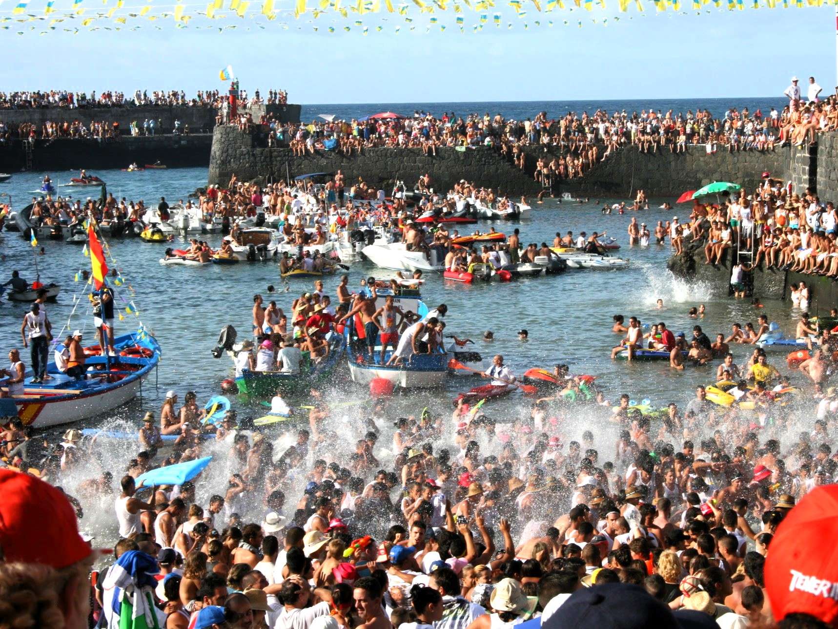 Die Fiestas del Virgen del Carmen auf Teneriffa werden vor allem in den Küstenorten gefeiert, wie hier im Hafen von Puerto de la Cruz